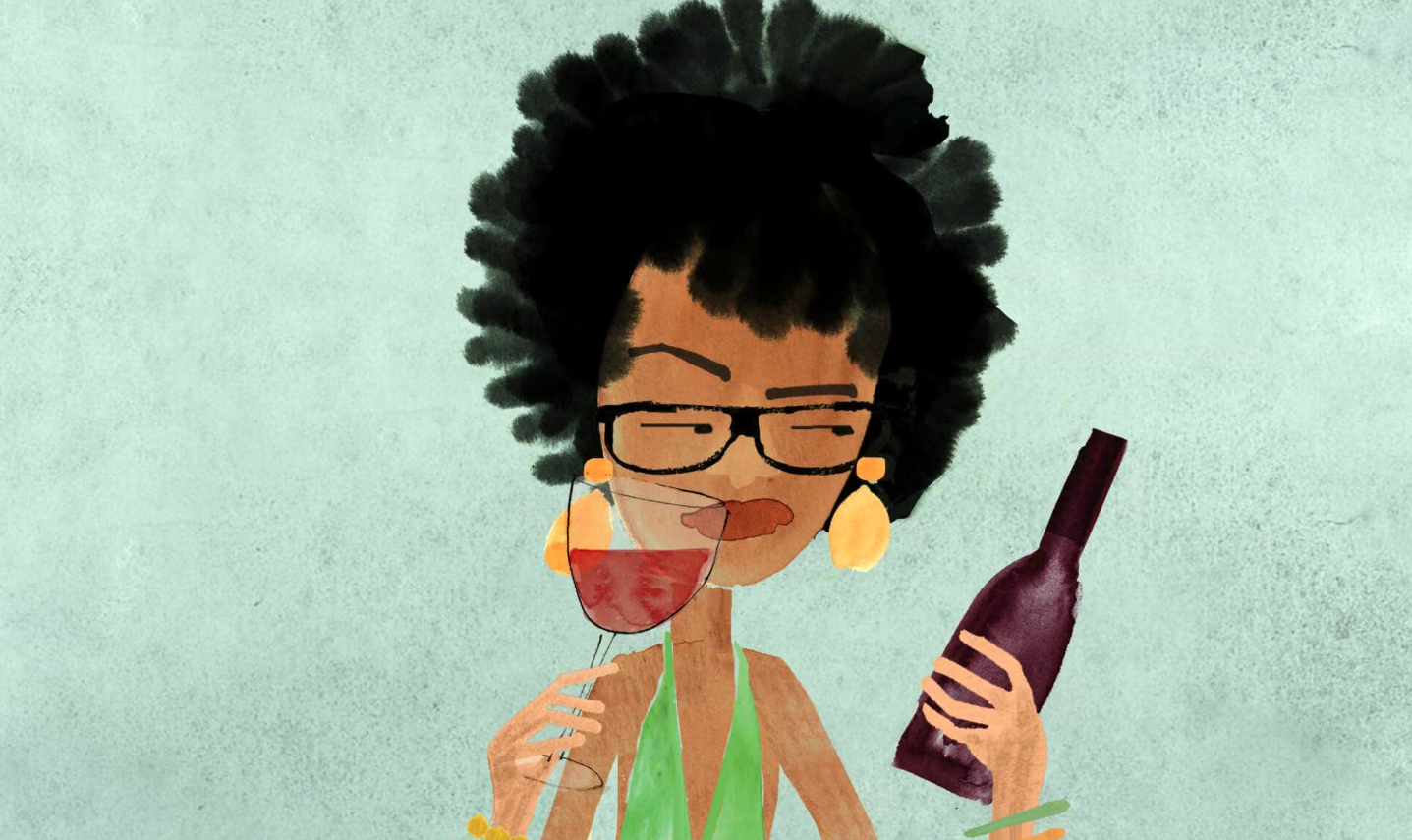 Een vrouw met krullen met een fles wijn in haar handen, ruikend aan de wijn of het geen wijnfouten heeft