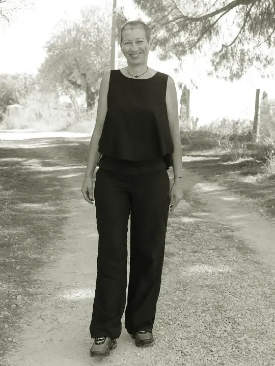 Vanda Cruz, de pé num caminho de terra.