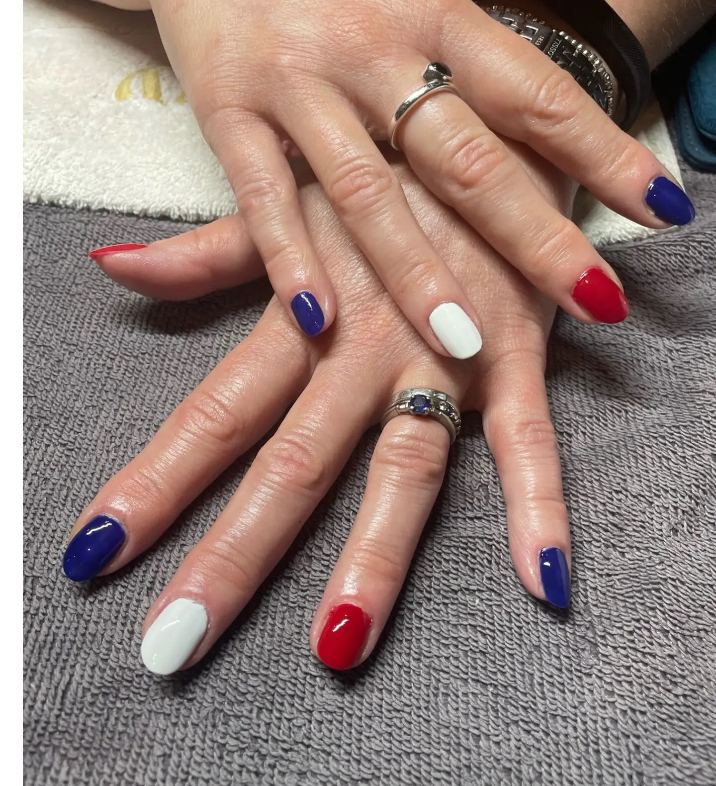 Who else is gearing up for the Bank Holiday weekend? 🇬🇧🇬🇧🇬🇧🇬🇧

A lovely Aquavie guest received this lovely natural polish Coronation mani from Georgia this morning. 

Isn't it fabulous! 👑

We've had a few cancellations tomorrow peeps, so do 