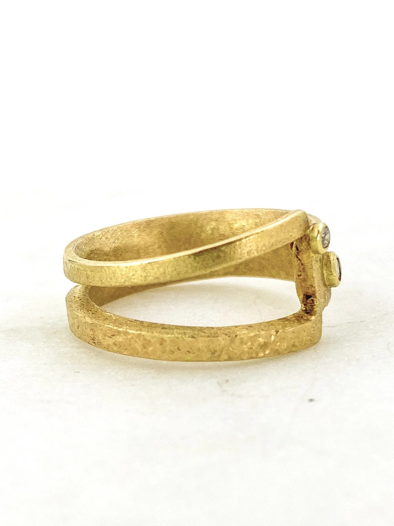 Three+Round+Diamonds+on+an+Asymmetric+Yellow+Gold+Round+Ring+5.jpg