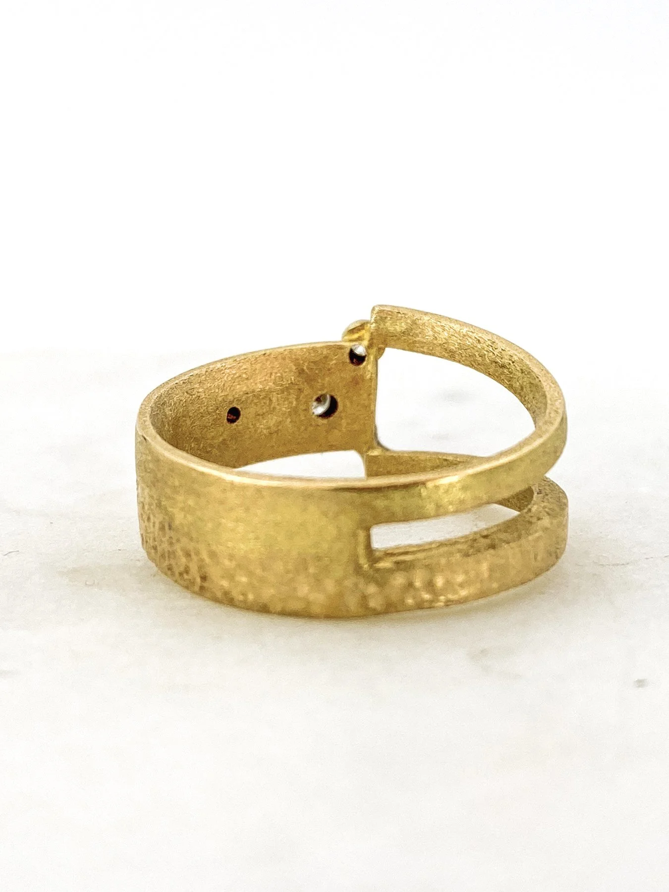 Three+Round+Diamonds+on+an+Asymmetric+Yellow+Gold+Round+Ring+6.jpg