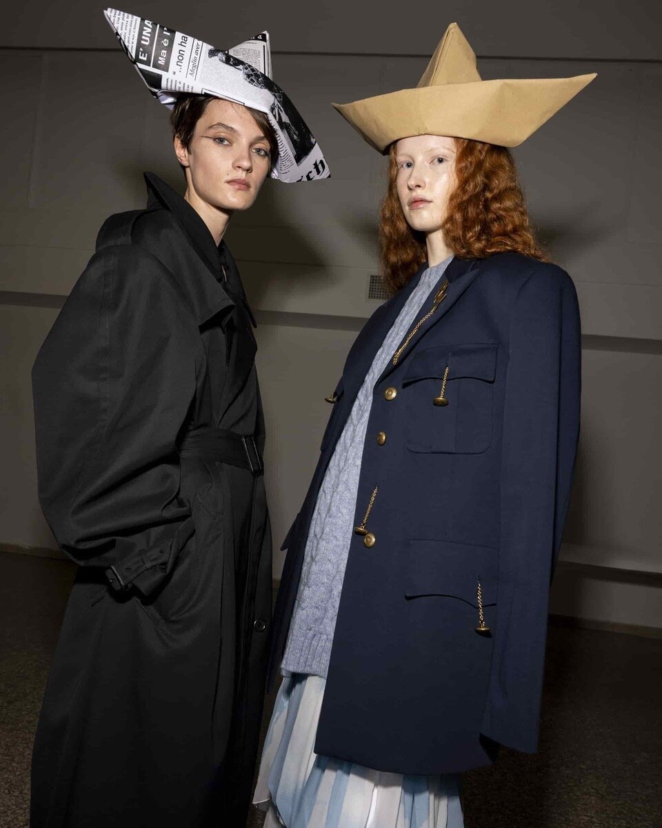 In the Moschino FW24, creative director Adrian Appiolaza's debut pays homage to the iconic House of Moschino and its visionary founder, Franco Moschino. Embracing tradition with a twist, the collection features classic elements like the trench coat a