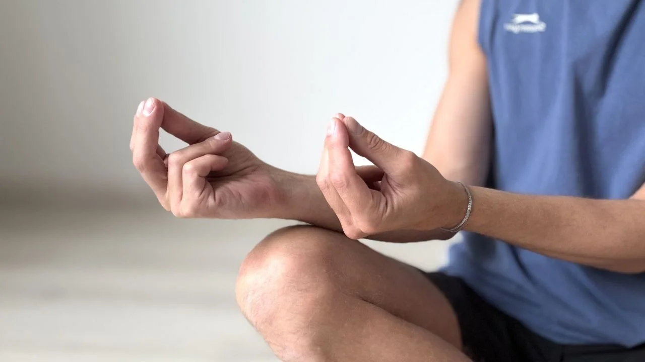 Kubera Mudra: Significato, Benefici e Come Praticarlo