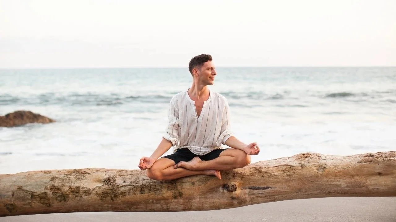 lezione di yoga per principianti a casa con esercizi semplici e guidati
