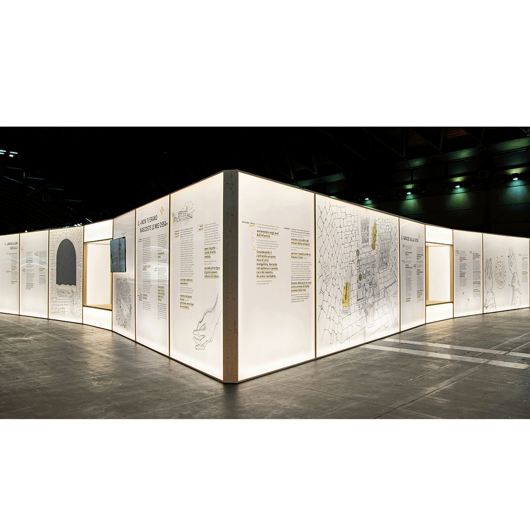 Mostra di pannelli informativi e dipinti in una galleria espositiva con luci soffuse e pareti illuminate.