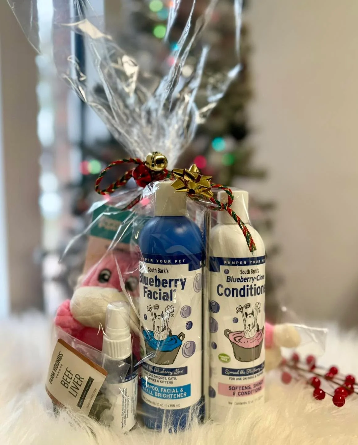 Stop by the salon to purchase one of these super cute goodie bags we put together for your pet!! 🎄