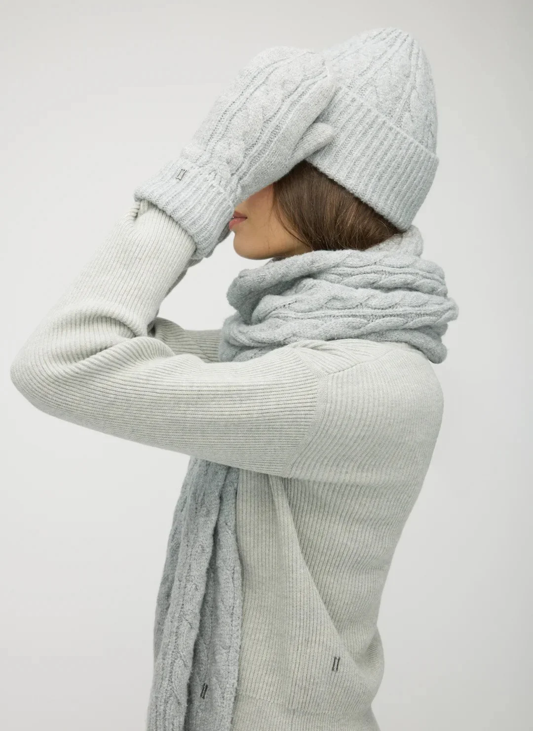 KWW10066JosieCableKnitMittensLightGreyMelange_020.jpg