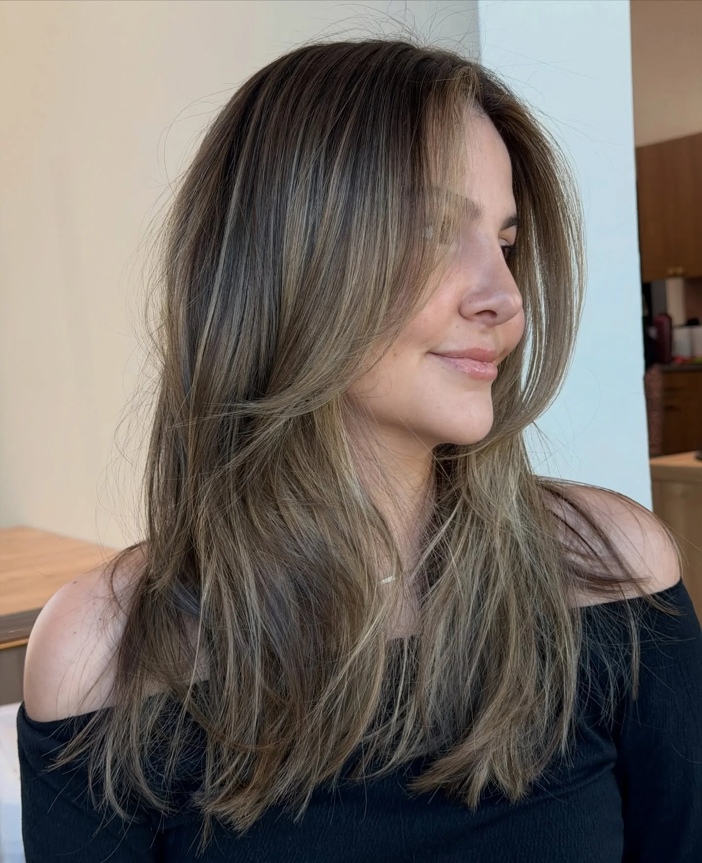 From high maintenance blonde to lived in bronde 🤎

Root shadow &amp; lowlight
@aretepro 20g 6.03 10g 7.31 5vol 

Glossed the ends with 
@aretepro 15g 8.32 10g 7.03 3.5vol