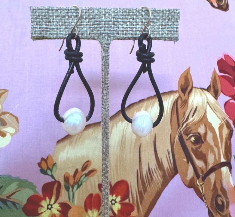 Sweetpea.pearl.earring.1.png