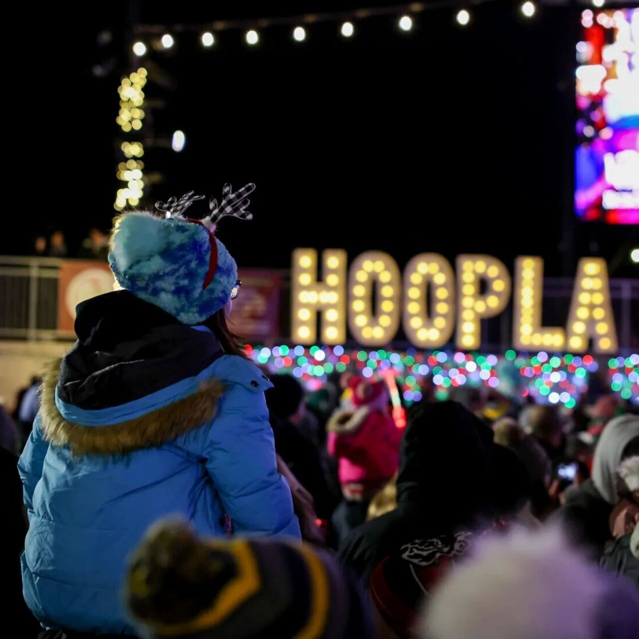 Cedar Falls goes all out for Christmas and I love it!

It was a chilly 25&deg; but well worth it. 

#christmas #holiday #hoopla #cedarfalls #iowa #winter #cold #snow #holidayhoopla