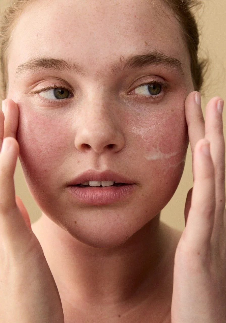 1026305_TEA_TREE_SERUM_IN_PRIMER_GOLD_0484 Large.jpeg