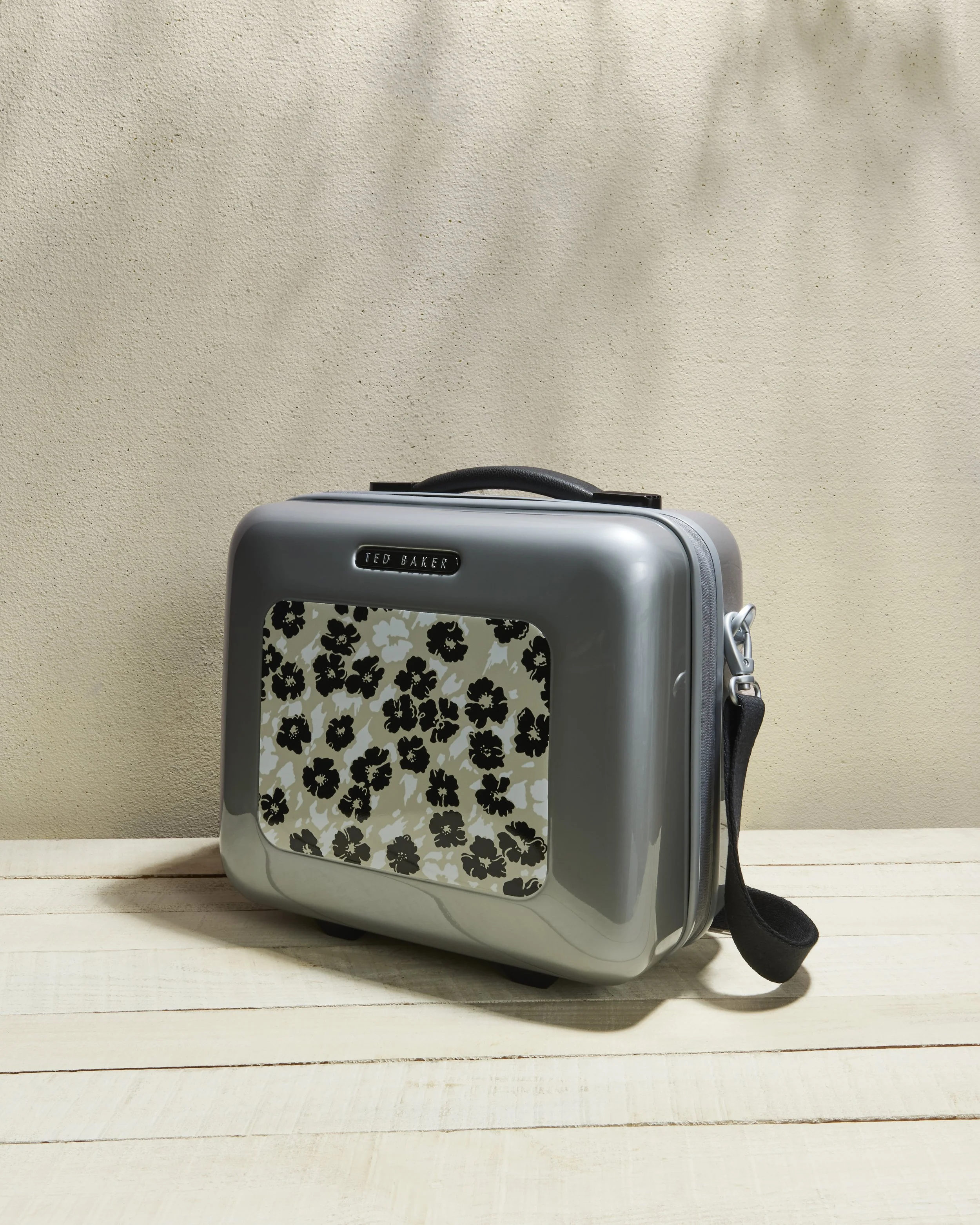 SS22 HOLIDAY SHOP WK093826.jpg