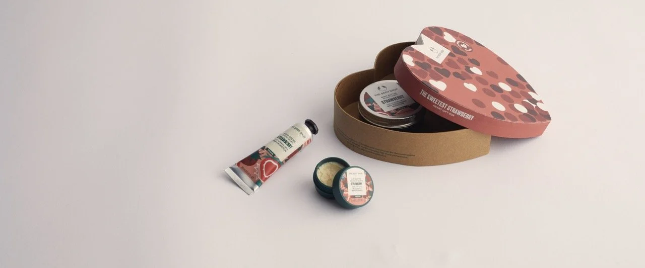 1042103_THE_SWEETEST_STRAWBERRY_HEART_GIFT_BOX_AR24_SILVER_INAHMPS110_FOR_HF 3 Large.jpeg