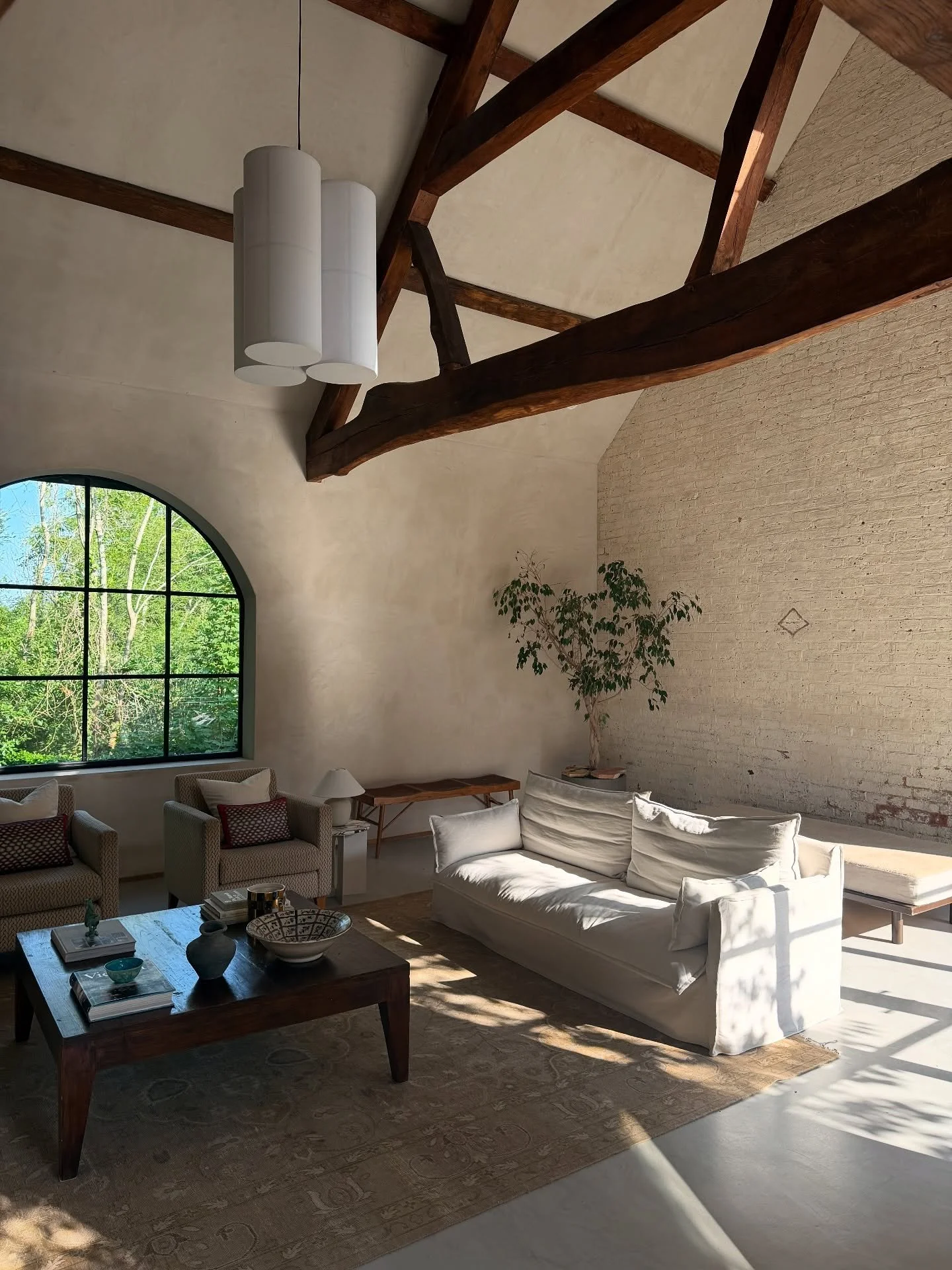 Morning light.
.
.
.
.
.
.
.
.
.
.
.
.
.
.
#interiorinspo #interiordesign #barnrenovation #oakbeams #homeliving #slowliving #homestyle #renovation #hometransformation #archwindow #highceiling