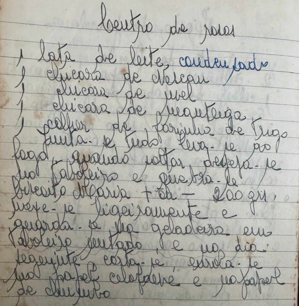 Old lined paper detailing in Brazilian cursive, the notes that my grandmother had about making Palha Italiana