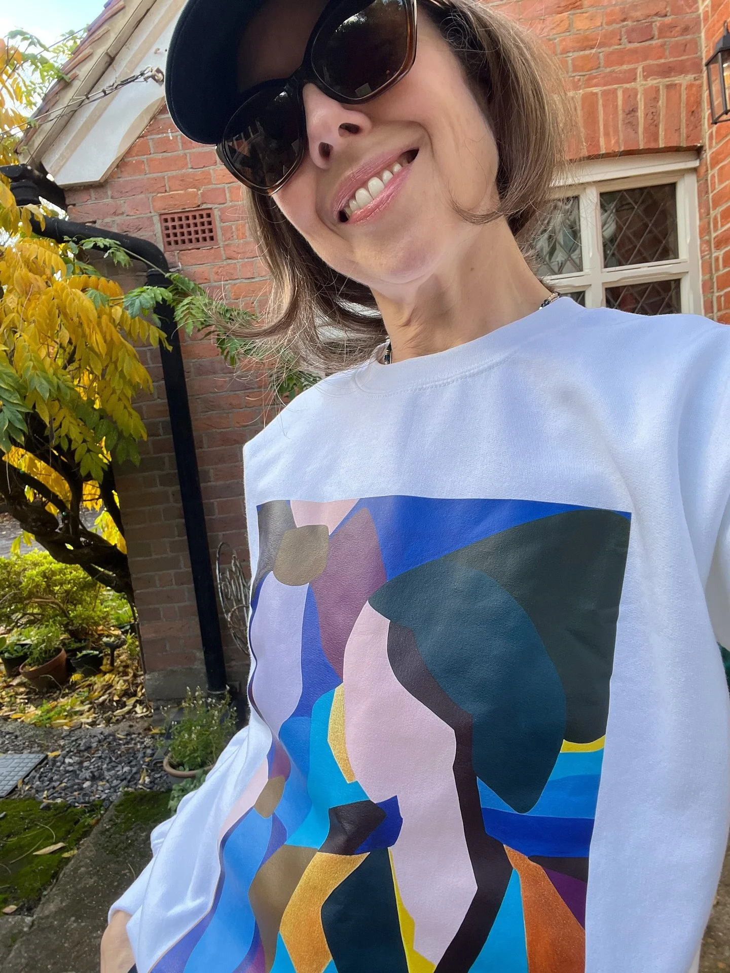 Why wear clothes when you can wear art?! 🤩

Obsessed with my new sweatshirt featuring a painting called THE MOTHER, by my good friend and supremely  talented artist @janerikadesign (Love you, Doll)👩&zwj;🎨✨

1. Wanna be sweatshirt twins?
2. Jan&rsq
