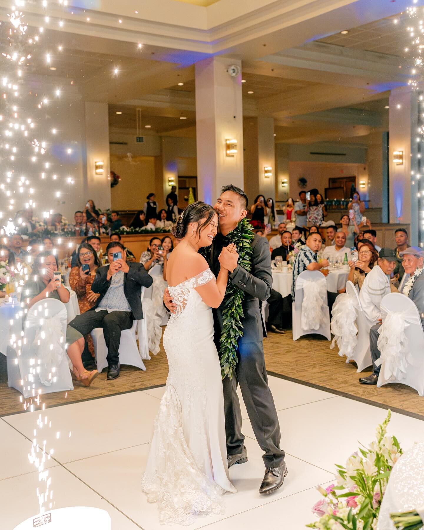 Thinking of what you can add to your First Dance to make it unique and memorable? Add some Cold Sparks, this definitely bring lots of excitement with your guests and is great for photos! 
⠀⠀⠀⠀⠀⠀⠀⠀⠀
Photo/Video: @newviewphotoandfilms
Emcee: @jonah_jax