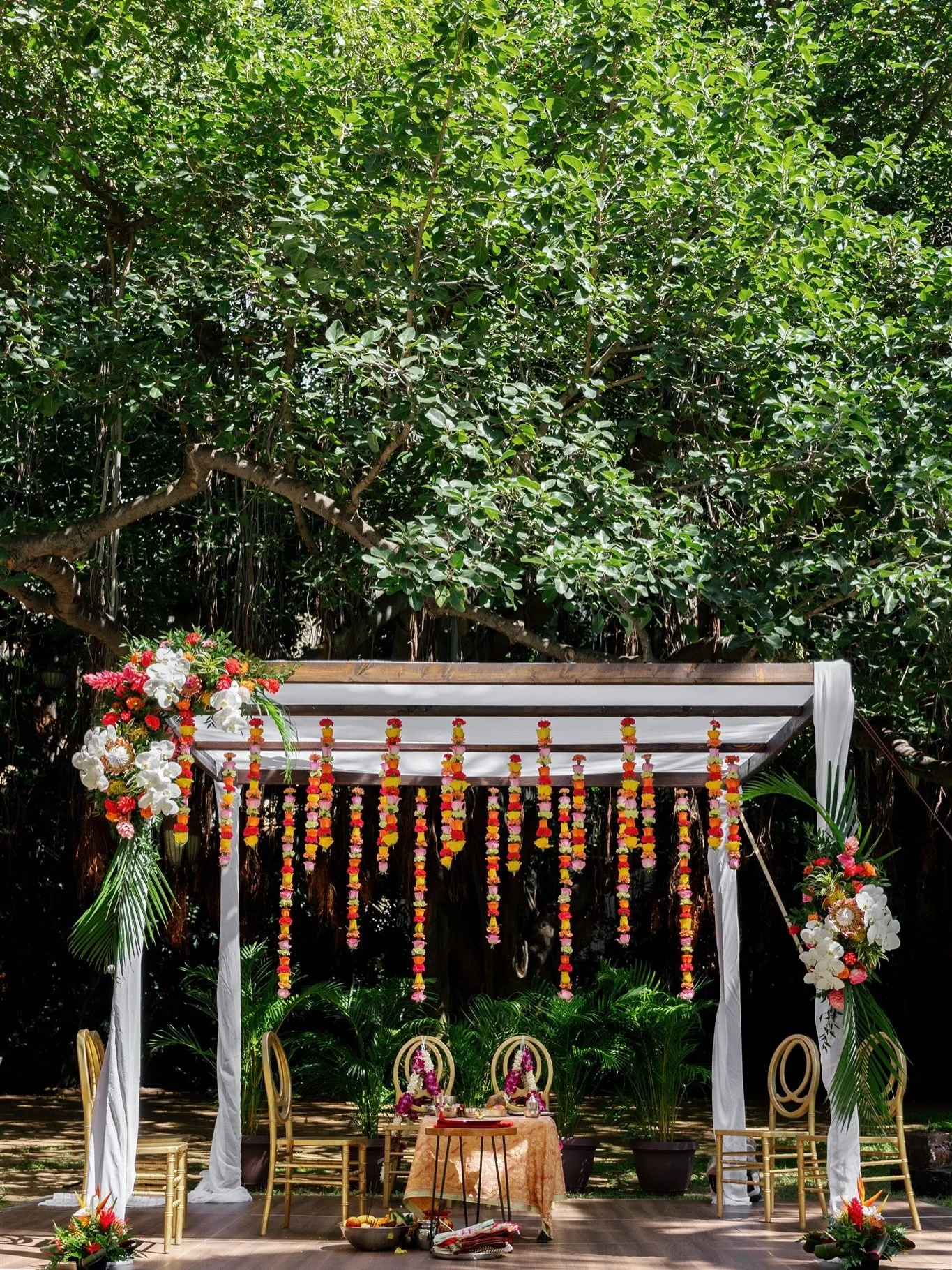 So much color, so much joy, and all the island vibes 🌺✨

Lakshmi and Mark&rsquo;s Indian wedding in Hawaiʻi was bursting with vibrant hues, meaningful traditions, and that laid-back island energy we love. A celebration full of laughter, movement, an