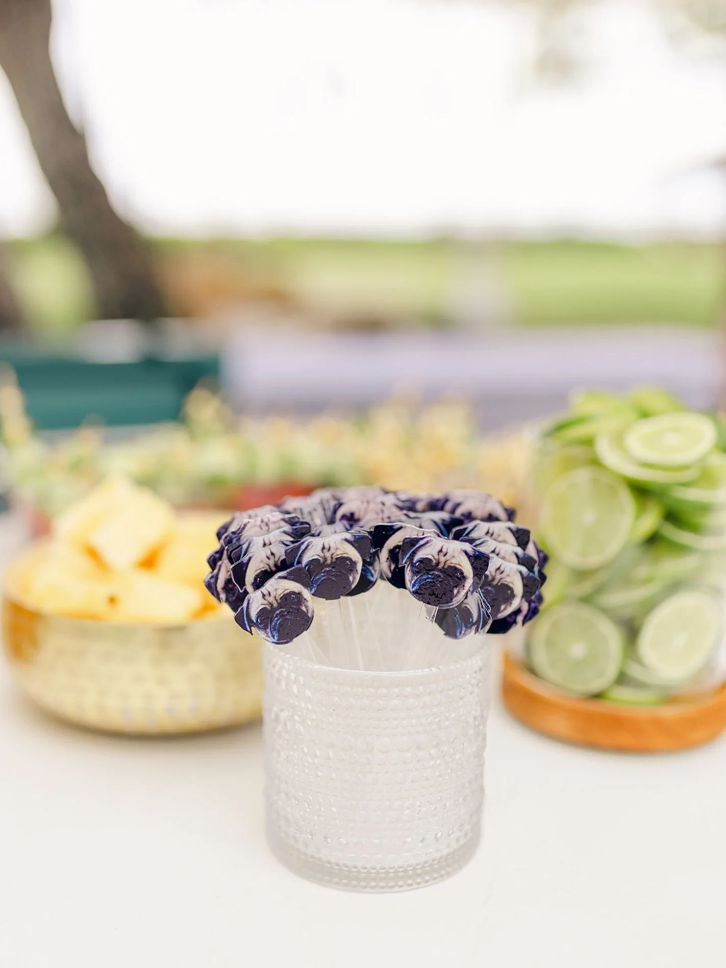 Proof that it&rsquo;s the little details that make the biggest impact 🐶🤍

Custom cocktail stirrers featuring Rebecca &amp; Linh&rsquo;s pup = instant smiles all around.

Want personalized details like this at your celebration? Reach out&mdash;we&rs