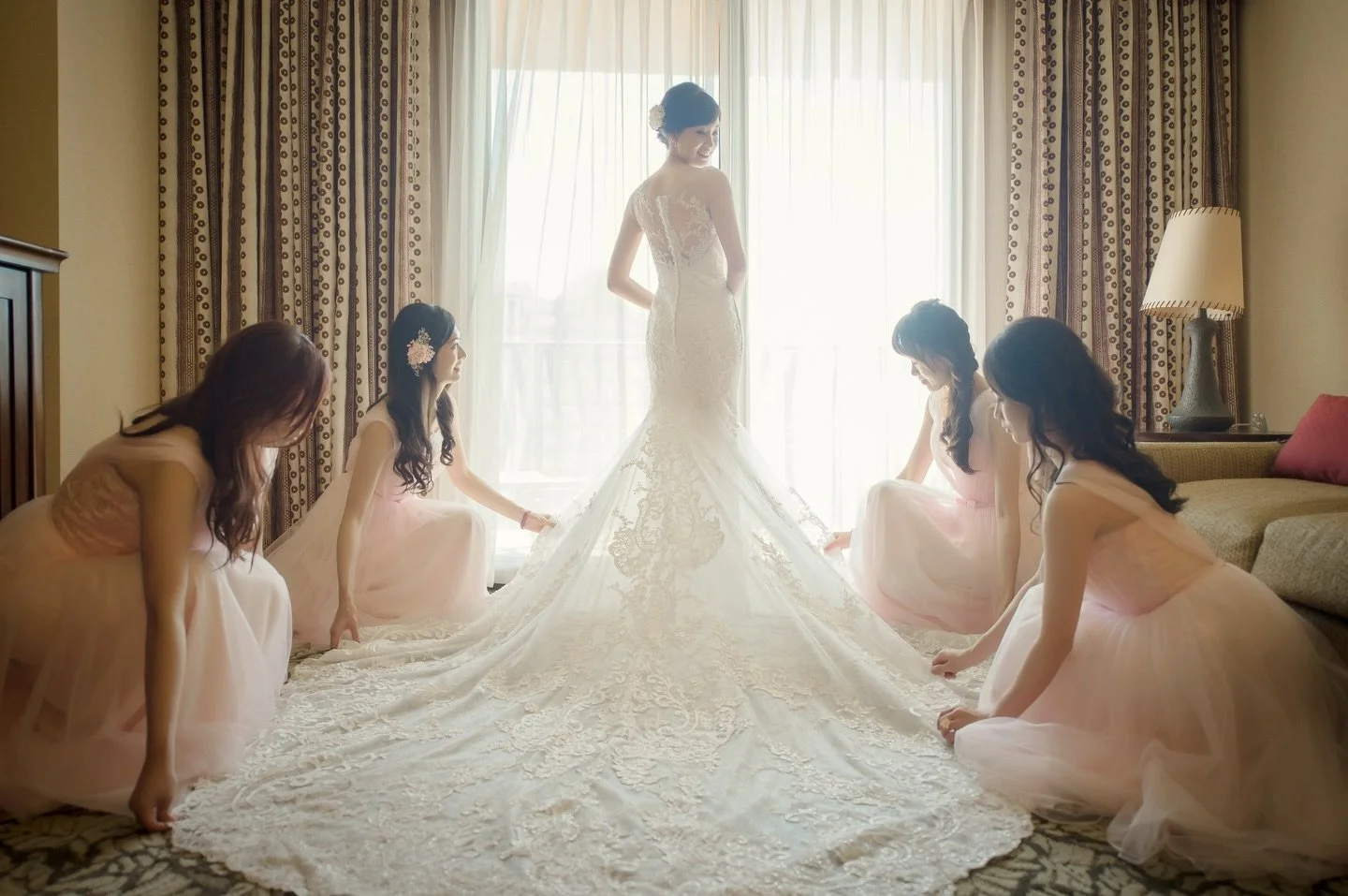 Alice&rsquo;s wedding morning = matching fits, champagne cheers, and her favorite girls all in one room 🥂🤍

Laughing, hyping each other up, adding the final touches &mdash; the kind of moments that make the day even more unforgettable.

Proof that 