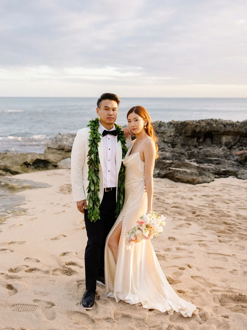 You know together we&rsquo;re glowin&rsquo;

Gonna be, gonna be golden

Let&rsquo;s create your dream golden hour moment 🌅

Click the link in the bio to connect! 💛💌

wedding planner: @neuevents
flowers:  @lulusleiandbouquet
hair and makeup:  @lynn