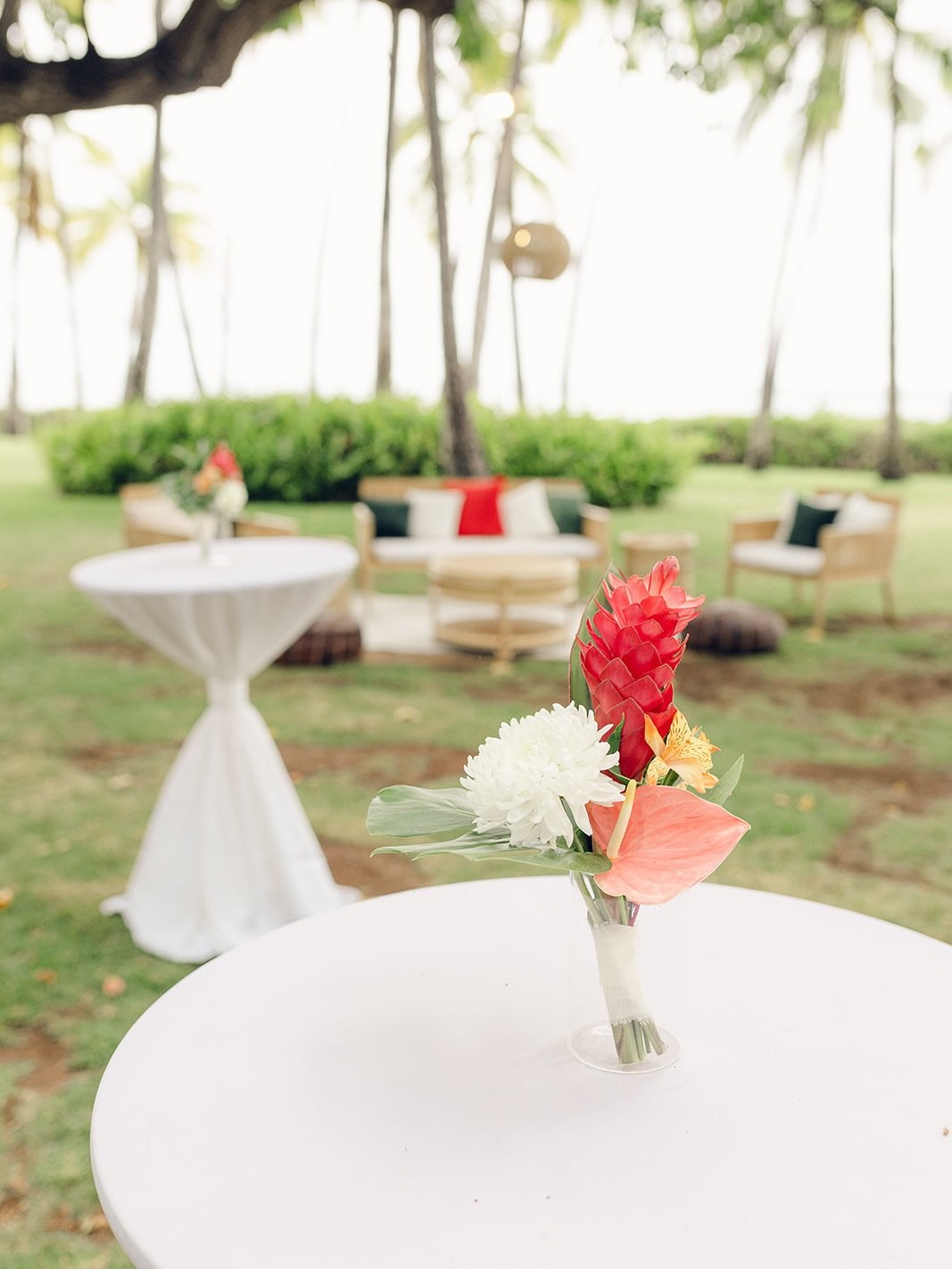 Daytime cocktails in the sunshine
or
Twilight sips as the evening sets in

Swipe to see both moods. Which one&rsquo;s your favorite? 🍸

Let&rsquo;s design a celebration your guests won&rsquo;t want to leave 🤍

wedding planner: @neuevents
florals:  