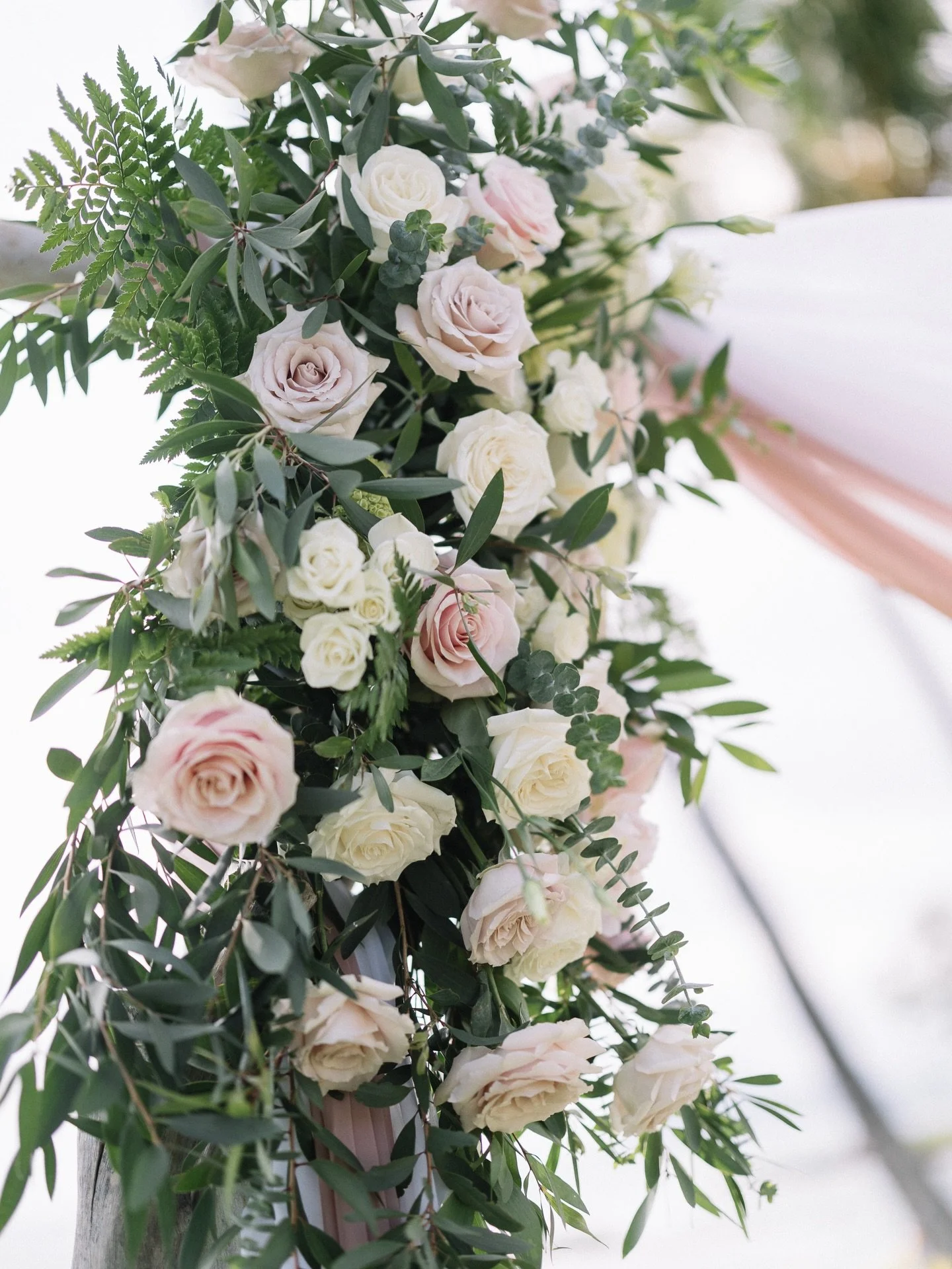 Florals, but make them everywhere 🌸✨

From the bouquet you hold as you walk down the aisle&hellip;

to the arch you say &ldquo;I do&rdquo; beneath 🤍
to the centerpieces your guests gather around&hellip;
and even the sweetest details on your cake 🍰
