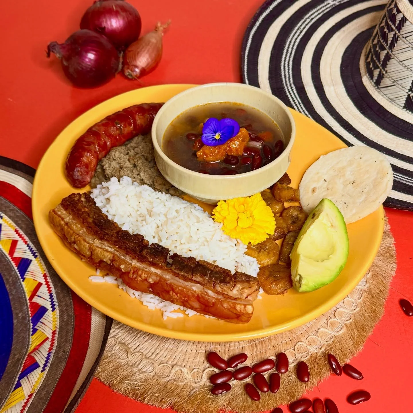 🇨🇴 Colombia Tierra Querida 🇨🇴

Plat embl&eacute;matique de la r&eacute;gion d&rsquo;Antioquia, la bandeja paisa incarne toute la richesse et la g&eacute;n&eacute;rosit&eacute; de la cuisine colombienne.

Dans cette assiette compl&egrave;te et col