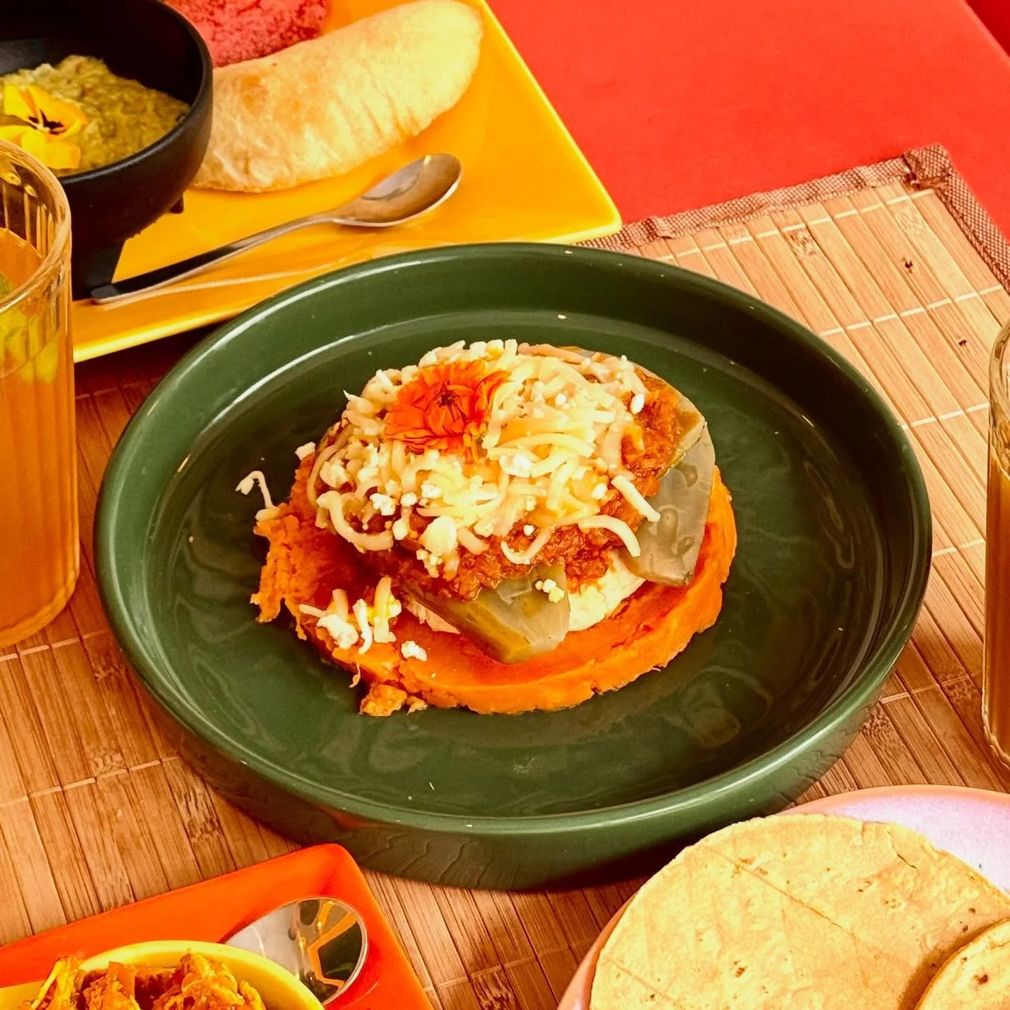 🌵 Le Nopal, notre p&eacute;pite veggie ultra gourmande. 😍

Feuilles de cactus grill&eacute;es et l&eacute;g&egrave;rement vinaigr&eacute;es, r&ouml;sti de manioc bien croustillant, sur un lit de pur&eacute;e de patates douce 🍠

Servi avec notre me