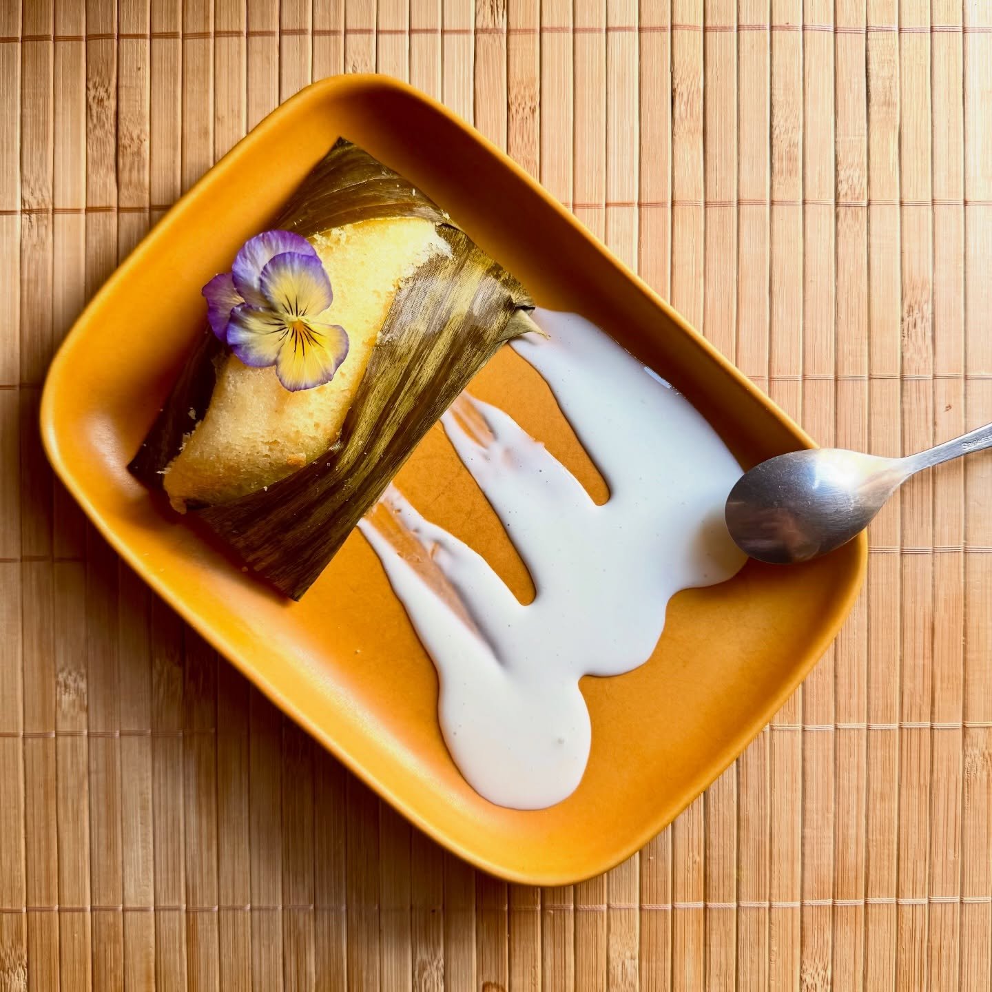 ✨ NOUVEAUT&Eacute; ✨

Direction les Andes avec notre Quimbolito de ma&iuml;s au dulce de leche 🌽💛

V&eacute;ritable sp&eacute;cialit&eacute; traditionnelle &eacute;quatorienne revisit&eacute;e. 

Moelleux, cuit dans une feuille de bananier, d&eacut