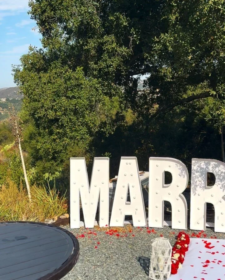 last weeks proposal🥹 CONGRATULATIONS @aimee_hid &amp; @brittt_shaw 🥳🍾🌹#marqueeletters #freshflowers #marryme