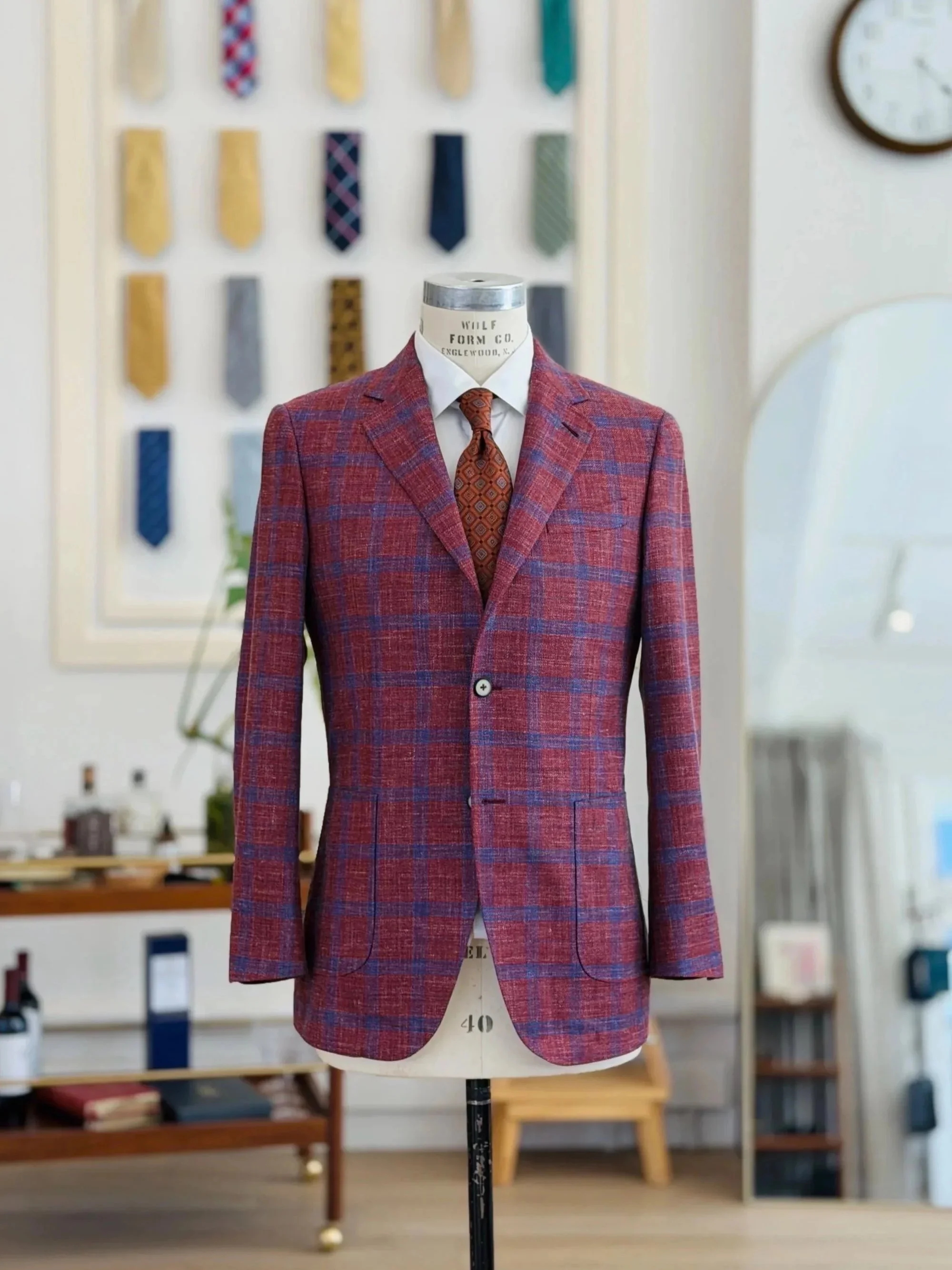 Available - $750 (Original $2,100) / Sport Jacket / 42R / 7% linen 90% wool 3% Silk / Soft