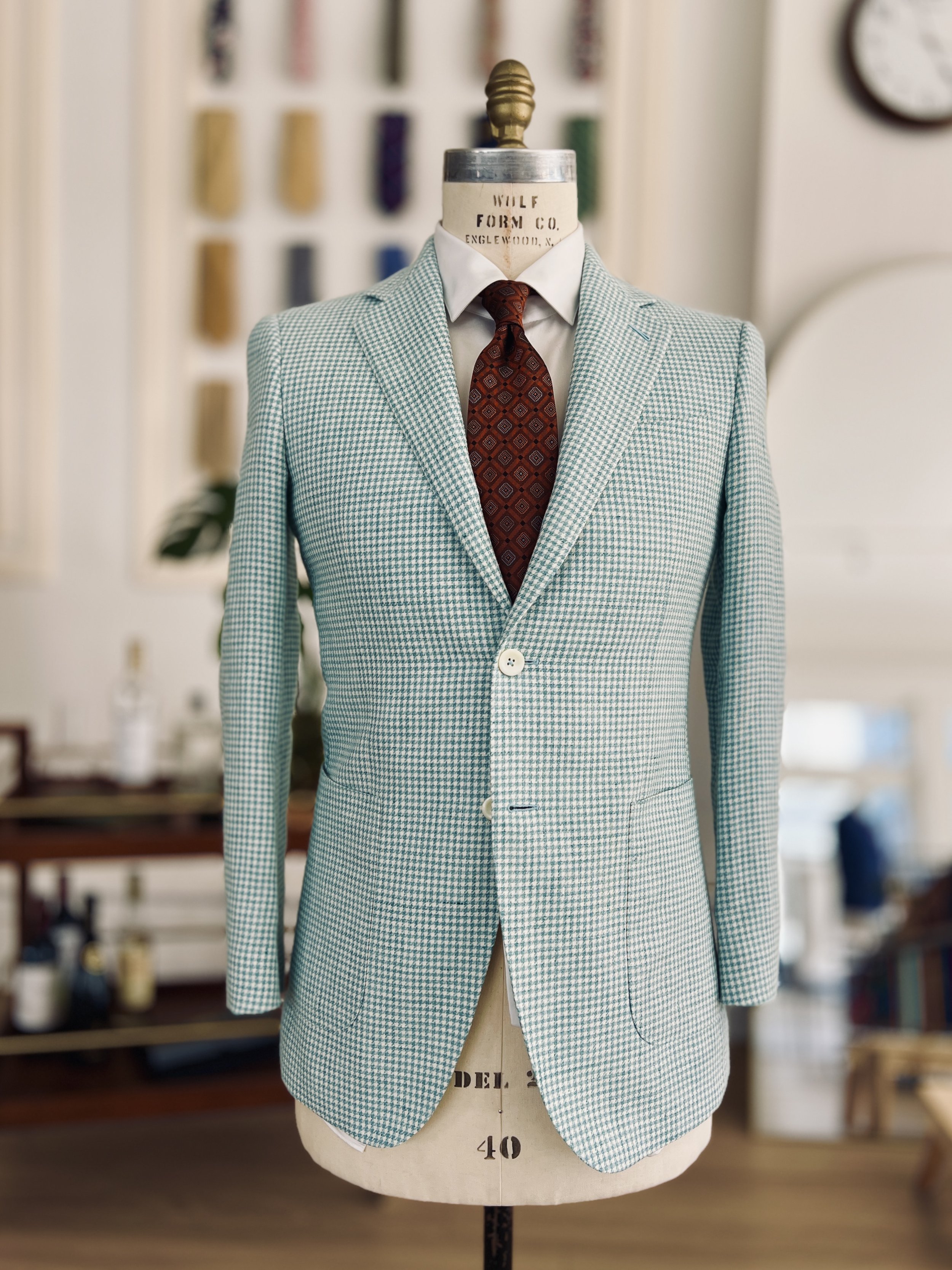 $650 (Original $2100) / 60% linen 40% wool / Flap Pockets / Notch Lapels / Light