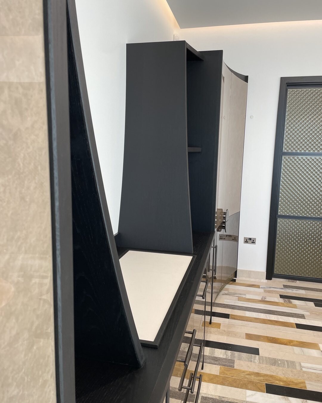 All the curves! Fitted dining room cabinet. Lacquered black oak veneer. #furniture #furnituredesign #furnituremaker 
#furnituredesigner #bespokefurniture #diningroom #interiordesign #bespokeinteriors #luxuryfurniture #finefurniture #diningroomdesign 