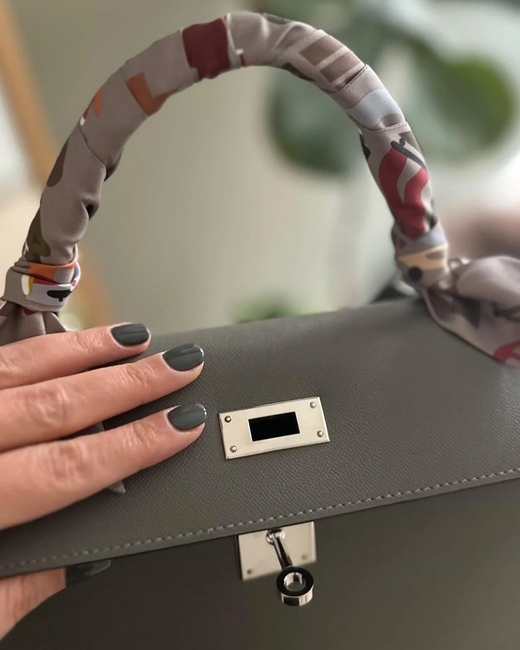 Happiness is fresh nails and a cute bag. 🫶