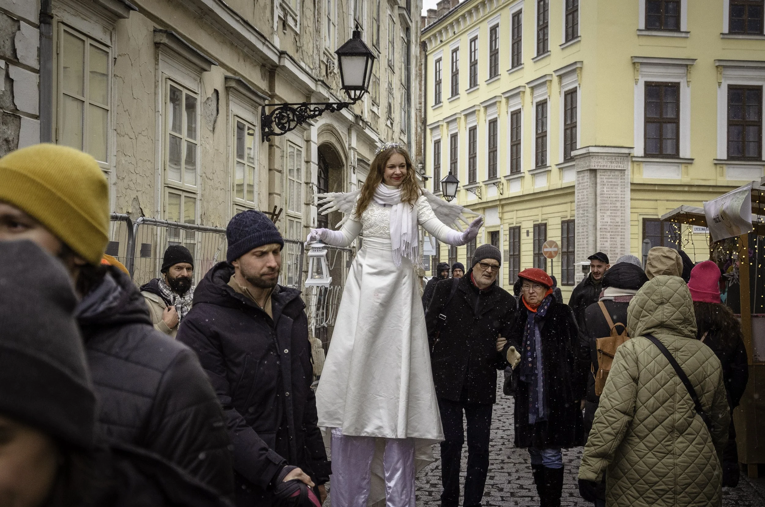 Anjeli na chodúloch na Vianočných trhoch