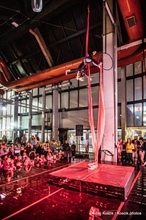 Cirkuskus Troupe 3.jpg