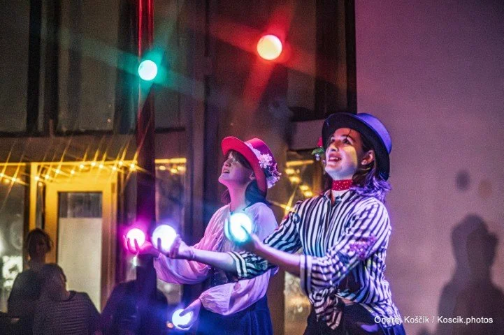 Cirkuskus Troupe 2.jpg