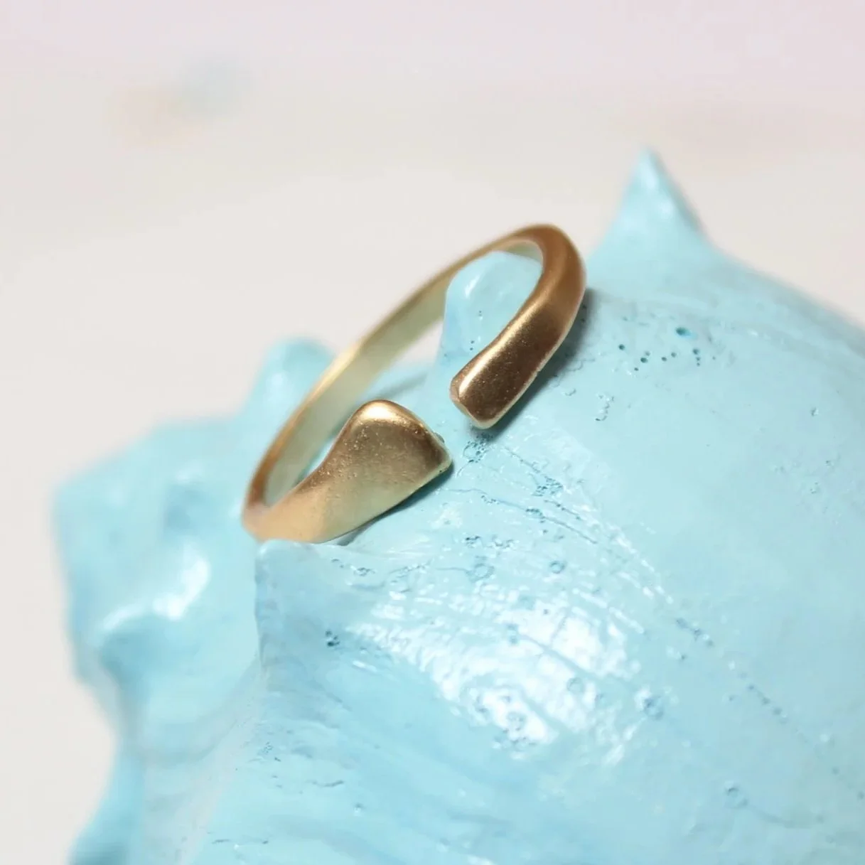delicate-adjustable-band-ring-gold.jpg