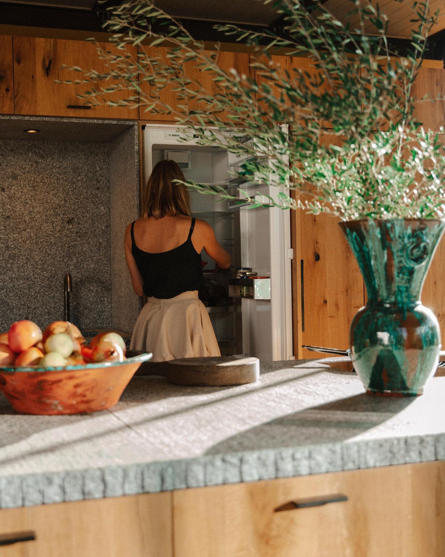 The kitchen counter is made of granite from a local quarry close by, and is 4,5m wide. It serves as a great place to cook together or have a coffee or glass of wine while enjoying the view to the gardens.

.

.

#uniquehouserental #Alentejo #Evora #s