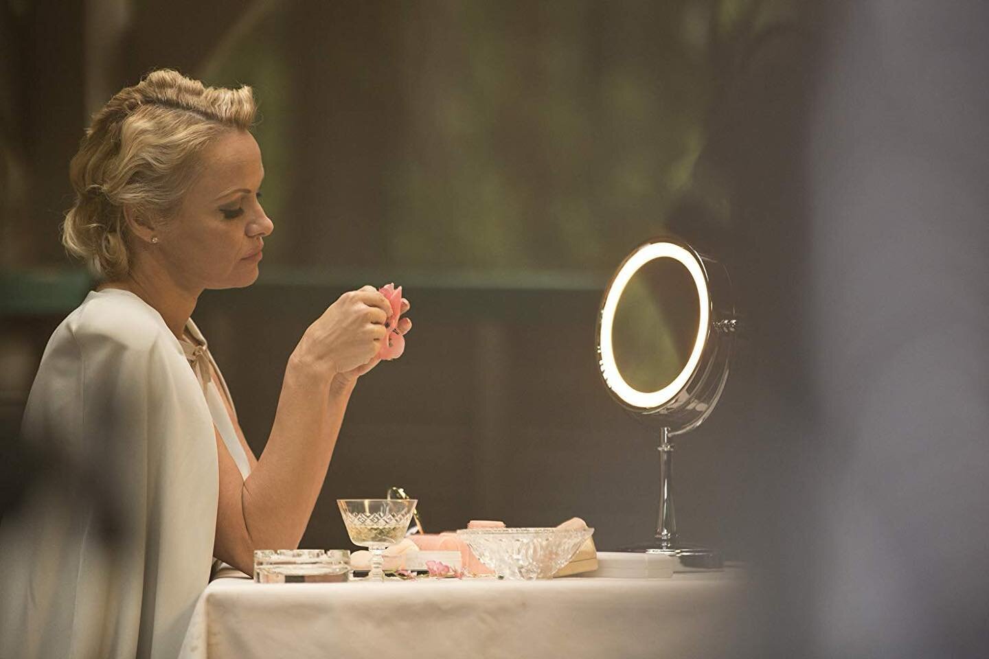 If only we could all get ready for work on Monday&rsquo;s like Pamela Anderson *sigh* 

#thepeoplegardenmovie #pamelaanderson