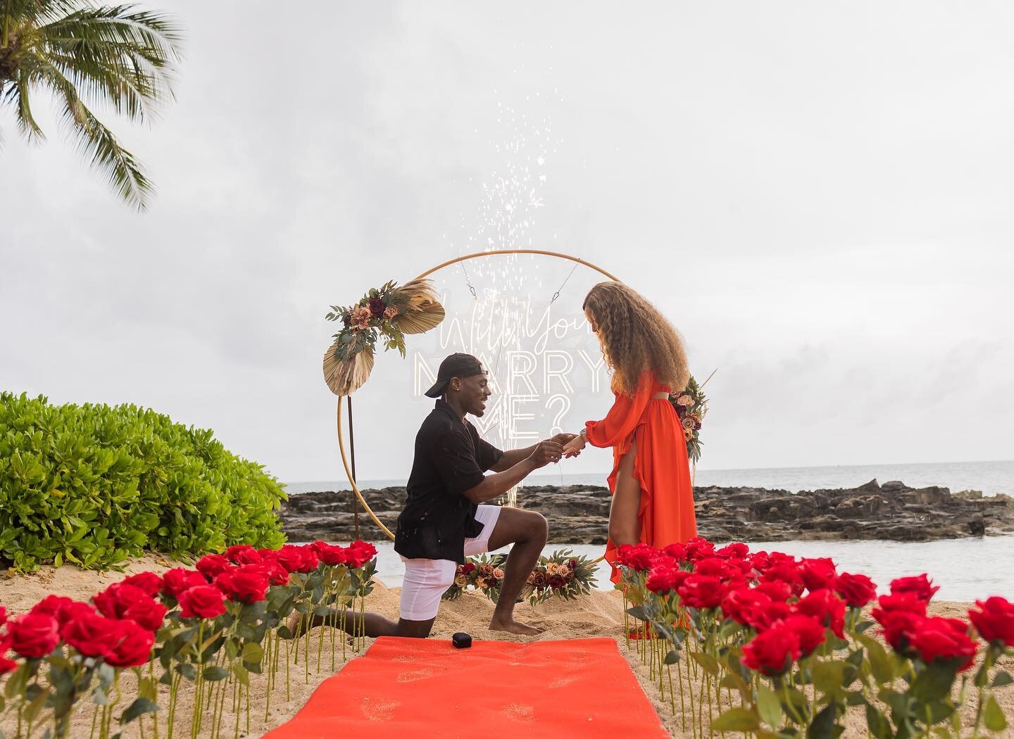 Congratulations to Stephen aka @rowdymascot and his new fianc&eacute; 🎉

Send us a message to learn more about our proposal services and packages 📲

#proposalinhawaii #engagedinhawaii #hawaiiproposalsign