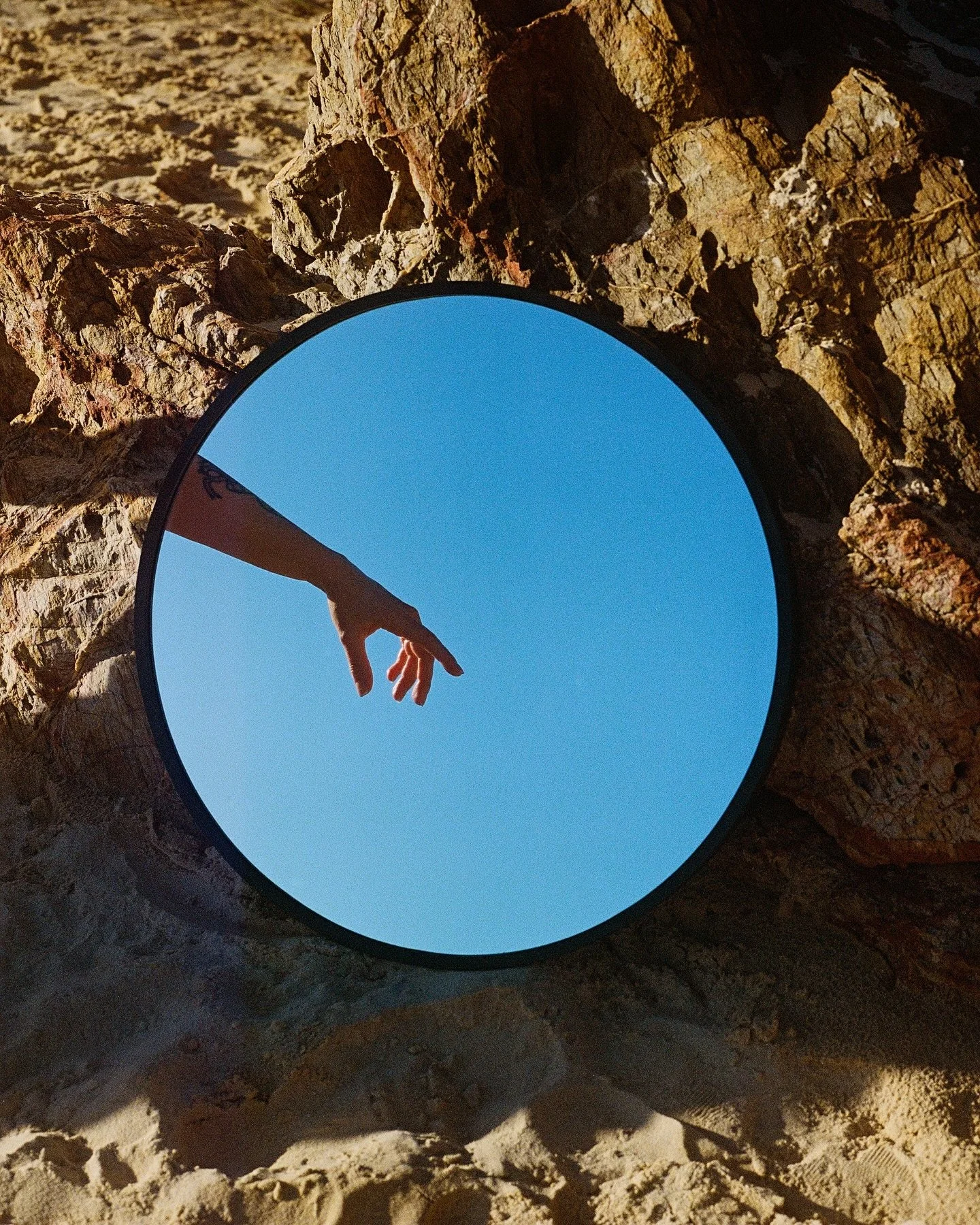 looking glass, V. | the creation of eve 

📷 Mamiya 645 1000S
🎞️ Kodak Portra 800
🧪 Dev &amp; scan @yourlocalfilmlab
🤚🏻 @d.nnne 

#kodakfilm #madewithkodak #kodakprofessional #porta800