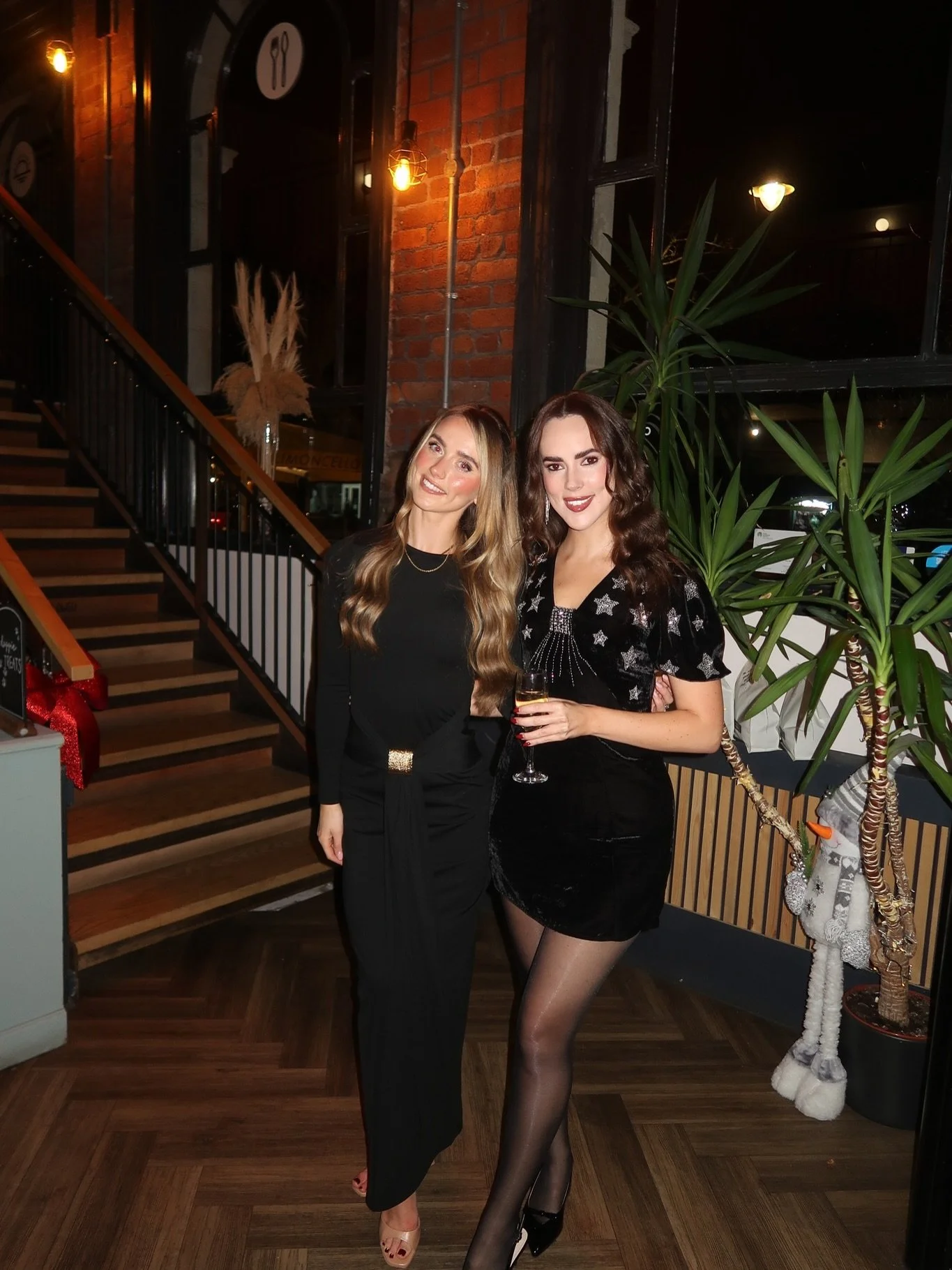 Christmas SZN with The Tribe 🥹🎄&hearts;️👠✨

What a gorgeous night at  @covebirkdale for our Christmas Social. Such a lovely intimate setting for us to all get together under the full moon to show gratitude &amp; set intentions for the new year.

A