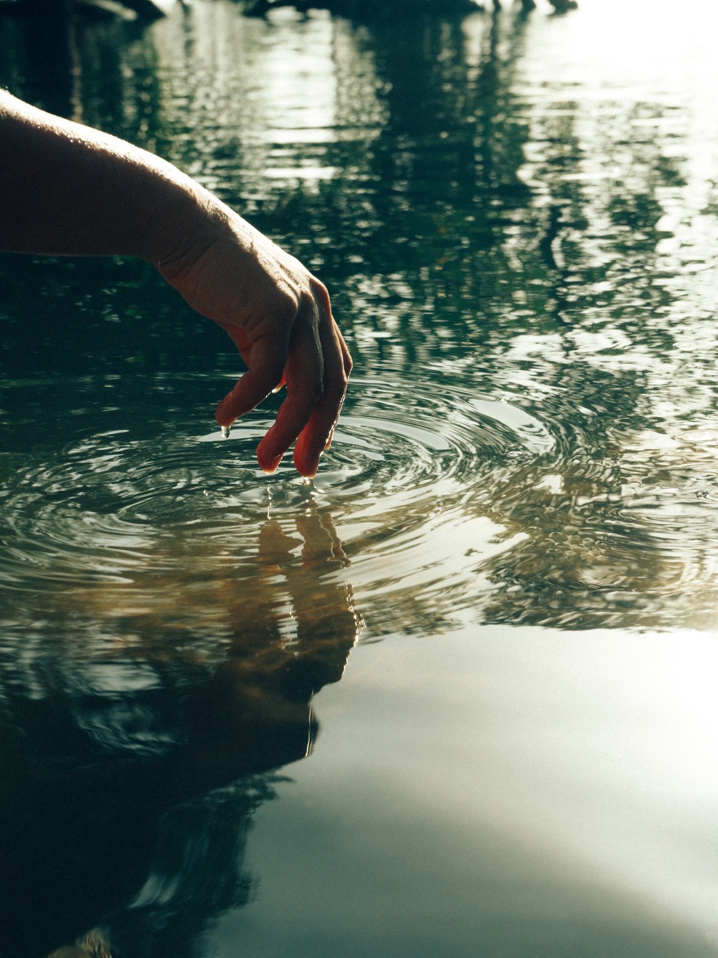 Do not rush to redeem your failures. Sit with them. Let them teach you how to stand differently. Let them change your gait, your pace, your definition of arrival.

Photo : @bysofiamolinaro 
Muse : @achiengdrafts 
Skin Care : @starseednatural 
Styled 