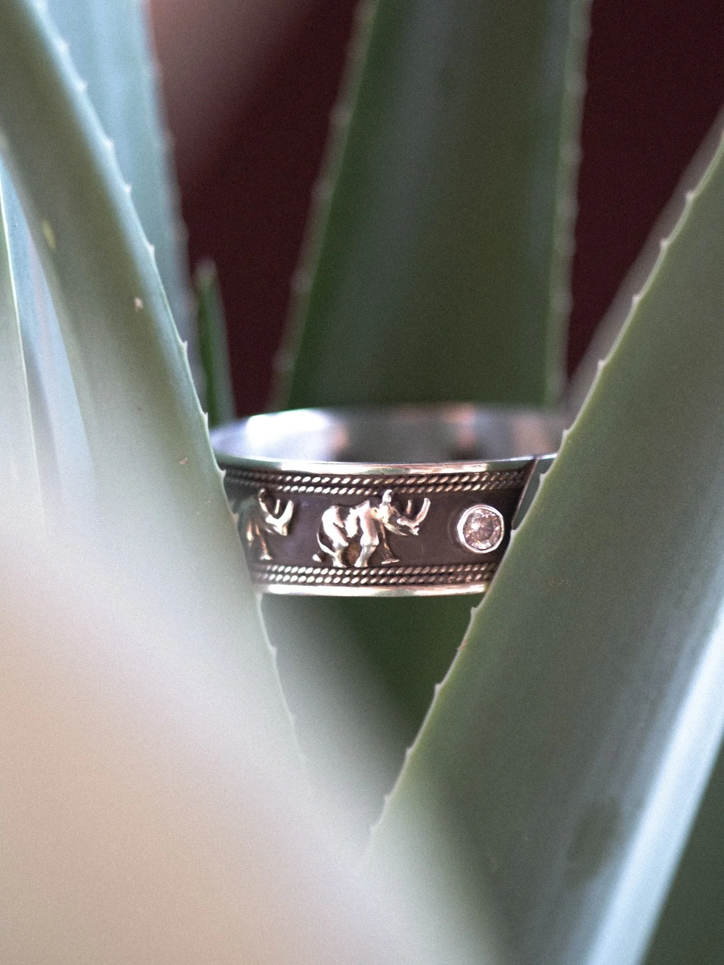 Our rhino cuff giving back to @habitatforrhino 🦏 

Collection : Rhino Collection
Cause @habitatforrhino Namibia 

#ASCEarth #rhinoCollection #ConservationJewelry #CraftedWithPurpose #FromTheWildWithLove