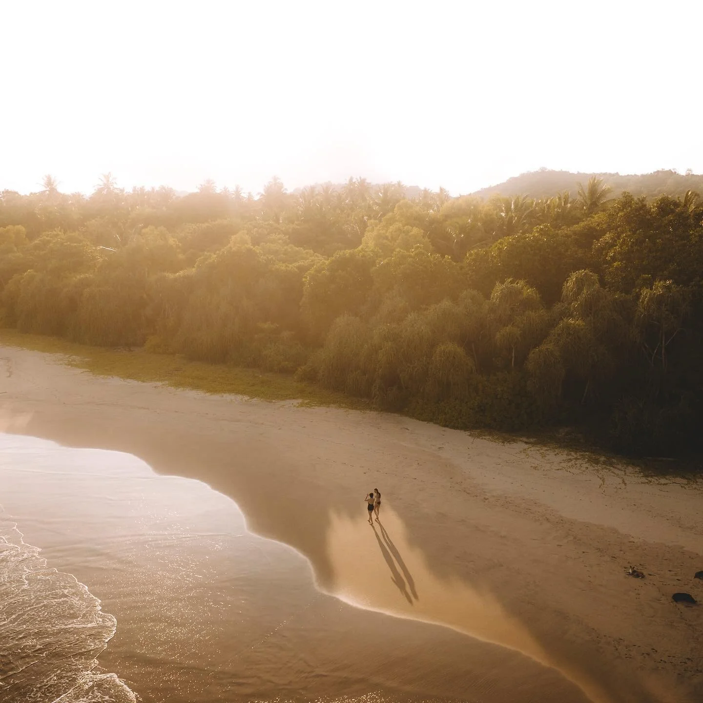 Sand, Sunsets, and soulful moments 🏝️ @zukhra888 

#srilanka #srilankatravel #srilankadaily #srilankatrip #tangalle #dronelife #dronepilot #earthfocus #earth_pix #earthofficial #travelblogger #travelgram #beachlife #waves #weligama #unawatuna #miris