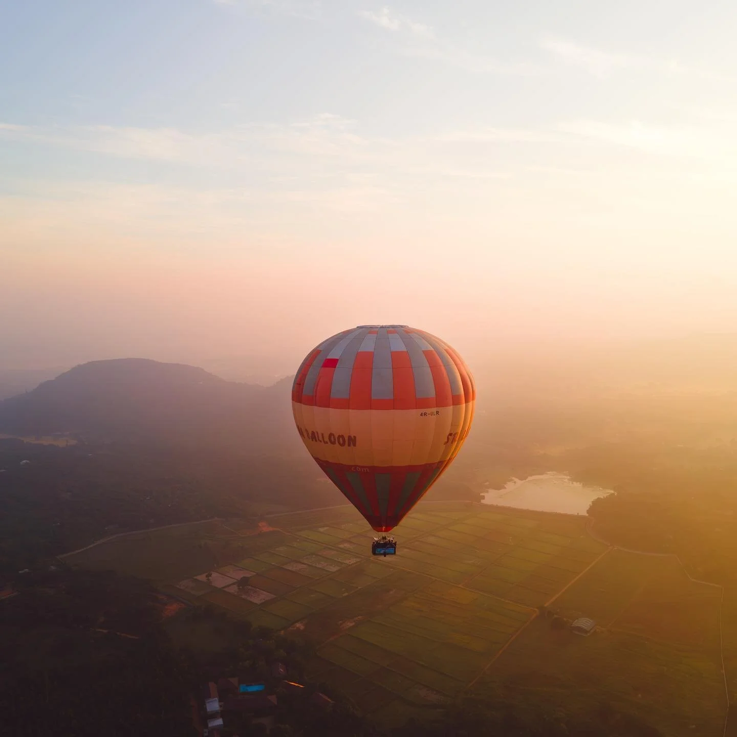 Chasing sunrise and capturing memories high above Sri Lanka 

#srilanka #srilanka🇱🇰 #srilankadaily #srilankatravel #srilankatrip #hotairballoon #explore #wanderlust #sigiriya #visual_heaven #visualambassadors #dronephotography #dronelife #dronepilo