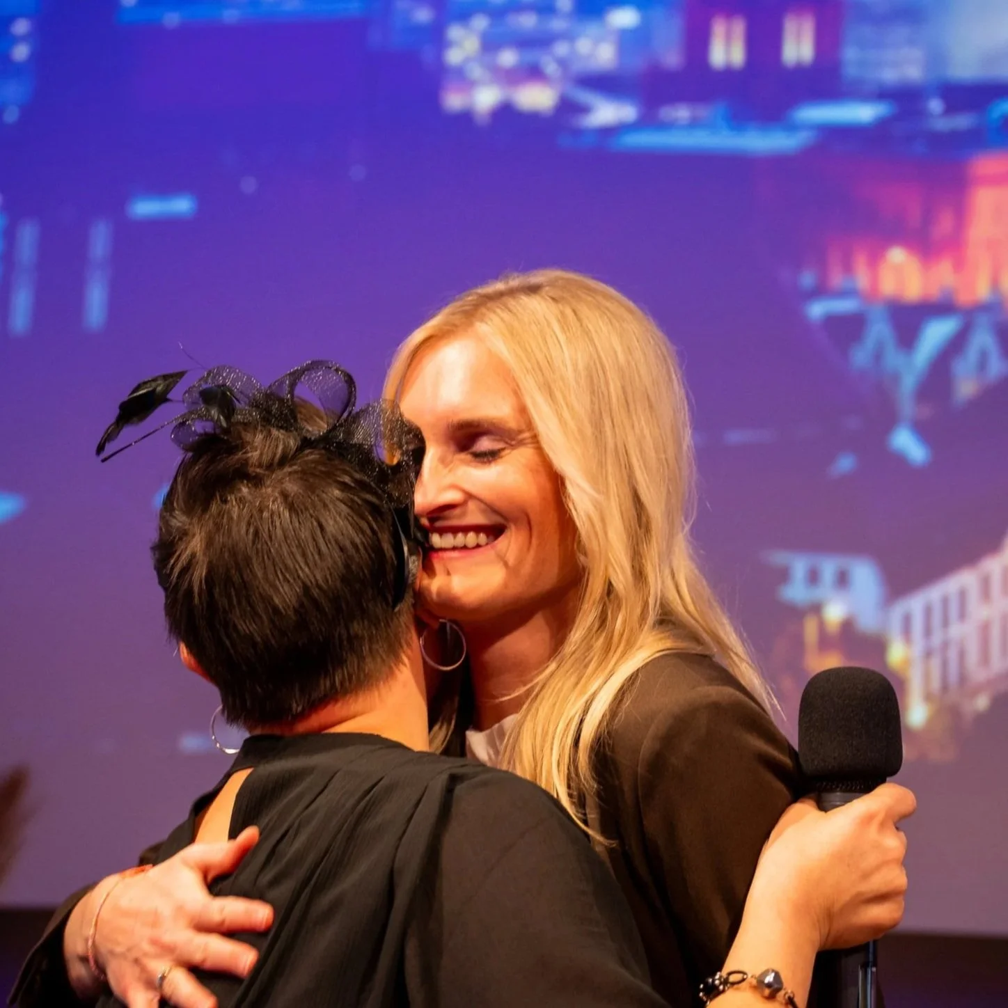carina+sabrina+award+hug+JustinBockey20261013_21_49_40.jpg