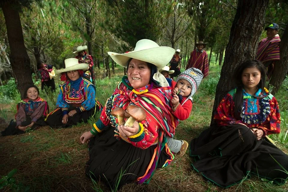 Luis Miranda_Mujeres sentadas_Incahuasi.jpg